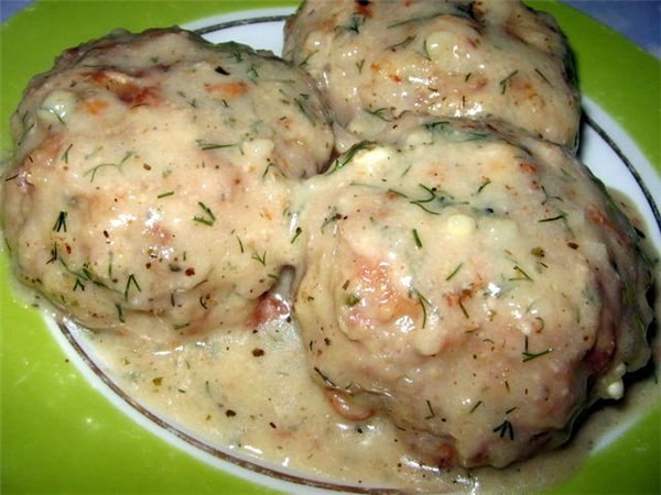 Куриные котлеты в соусе.
